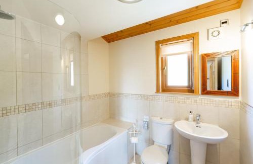 Cupar Ski Chalet | Copper Beech Lodge with Hot Tub