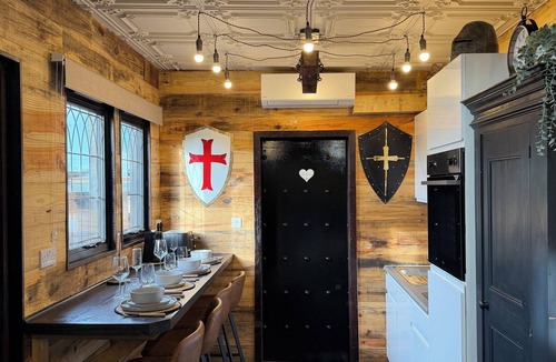 Fifield Cabin | Copper Castle & Petting Farm near Legoland