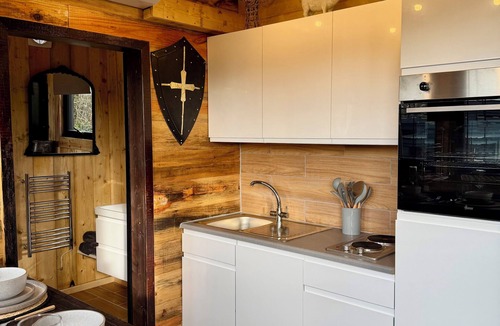 Fifield Cabin | Copper Castle & Petting Farm near Legoland