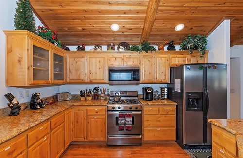 Castle Glen Estates Cabin | Copper Moose Lodge by Destination Big Bear : Castle Glen Estates! Hot Tub! Game Room with Pool Table! EV Charger!