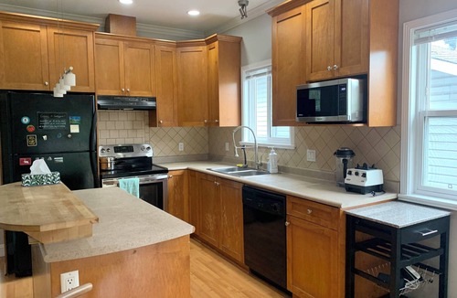 Coquitlam House | Coquitlam Centre Mall 3 Bed 1 Bath in a Shared House