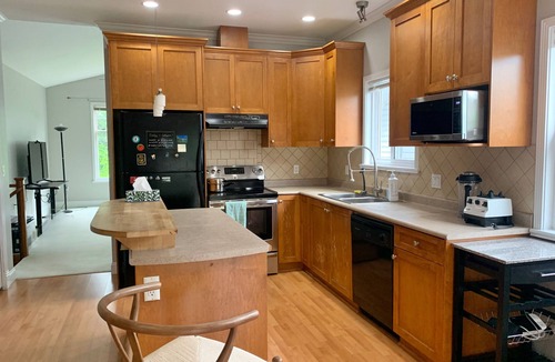 Coquitlam House | Coquitlam Centre Mall 3 Bed 1 Bath in a Shared House
