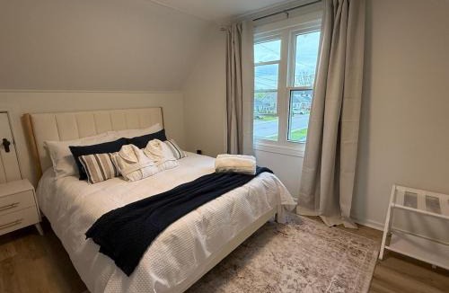 Niagara Falls House | Cora Stay