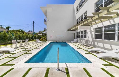 Little Battaleys Apartment | Coral Beach 101 2BR 2BR West Coast Condo, Pool, Rooftop, Beaches
