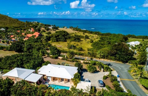 Estate Shoys House | Coral Reef, Shoys Home! - 2 minute walk to the beach!