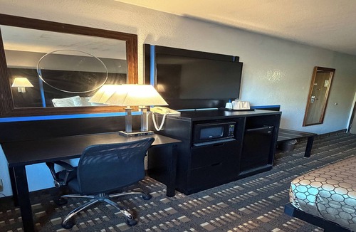 Grant Hotel | Coratel Inn and Suites by Jasper Stillwater Standard 1 King Bed Non Smoking