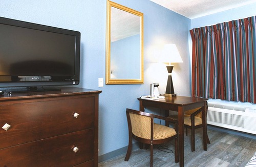 Park City House | Coratel Inn & Suites by Jasper Park City - Wichita North - DQBNS