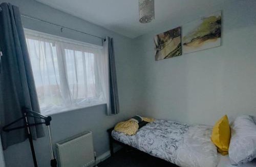 Corby Apartment | Corby- Split Level Apartment with 3 Bedrooms