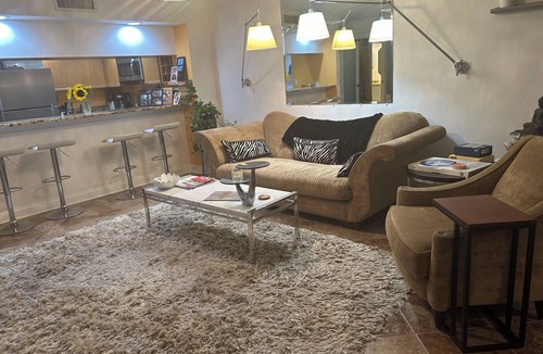 Central Sarasota Condo | Corner condo/blocks from SelbyGardens/ArtMuseum/pets/parking/elevator/3month min