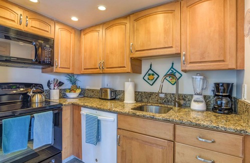 Honokowai Condo | Corner condo with direct beach access