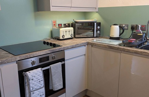 Meathop Cottage | CORNER COTTAGE AT BRACKENTHWAITE FARM, pet friendly in Arnside
