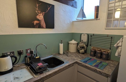 Meathop Cottage | CORNER COTTAGE AT BRACKENTHWAITE FARM, pet friendly in Arnside