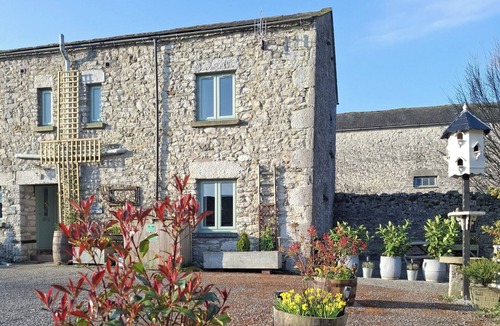 Meathop Cottage | CORNER COTTAGE AT BRACKENTHWAITE FARM, pet friendly in Arnside