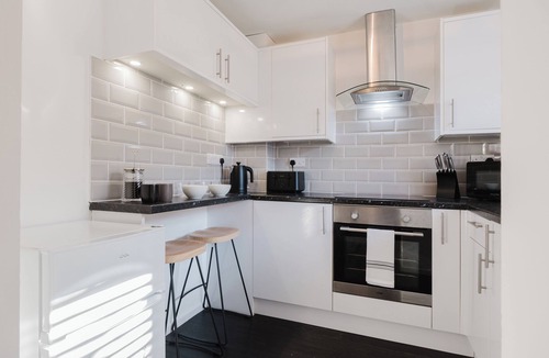 Cheltenham House | Corner House - Bright 2BD in Cheltenham