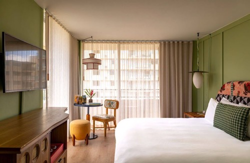 Waikiki Hotel | Corner King Room with Lanai – Spacious City Views