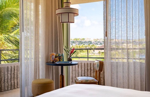 Waikiki Hotel | Corner King Room with Lanai – Spacious City Views