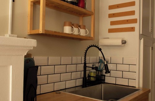 Broadway Condo | Corner Sunny Unit. TempurPedic bed. Secure Parking