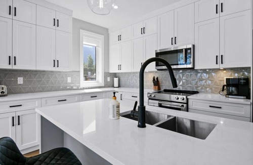 Harrison Hot Springs Condo | Corner Unit + Water Views & Easy Beach Access.