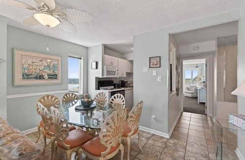 Northeast Virginia Beach Apartment | Corner Unit w/Sunrise & Sunset Views!| Pool | 1307