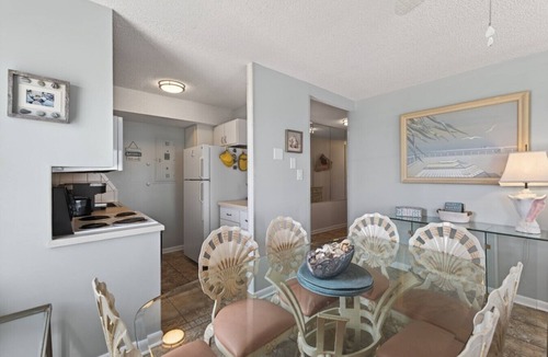 Northeast Virginia Beach Apartment | Corner Unit w/Sunrise & Sunset Views!| Pool | 1307