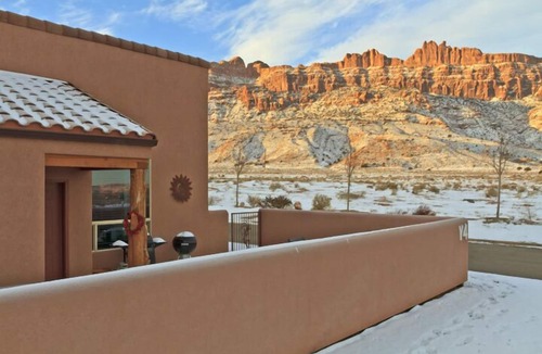 Moab South Valley House | Corner Unit with hot tub, views! Stargazing included.