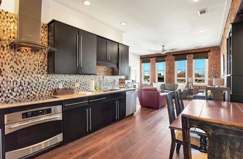 Historic District - North Condo | Corner View Broughton Penthouse with FREE Reserved Parking
