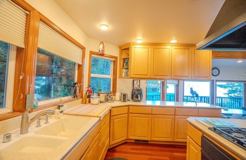 Oak Harbor House | Cornet Bay Lodge. Park retreat