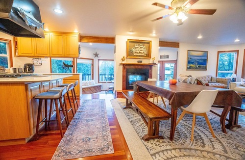 Oak Harbor House | Cornet Bay Lodge. Park retreat