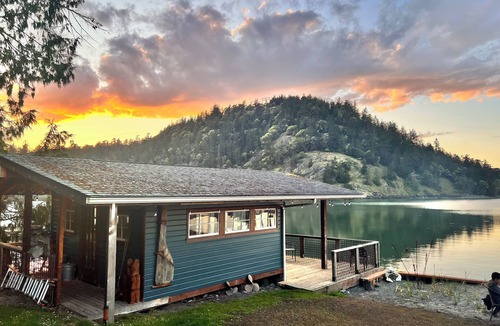 Oak Harbor House | Cornet Bay Sanctuary: A Waterfront Retreat for Rest and Renewal