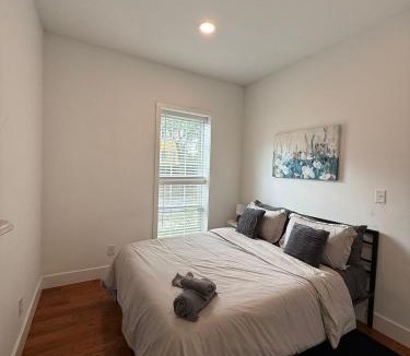 Corn Hill House | Cornhill 1BR Downtown High Falls Wi-Fi Kitchen TV