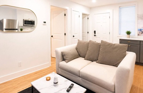 Corn Hill House | Cornhill Apt w FreeParking Kitchen W+D.
