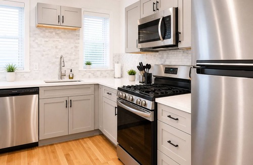 Corn Hill House | Cornhill Apt w FreeParking Kitchen W+D.