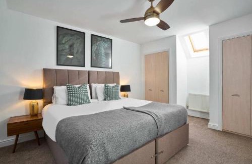 Launceston House | Cornish Haven - Spacious 4BR with WiFi & Parking