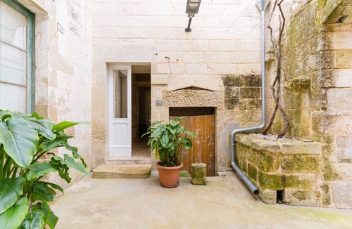 Cannole House | Corte Cochlea 'La Curte Suite' with Wi-Fi, AC, and Hot Tub
