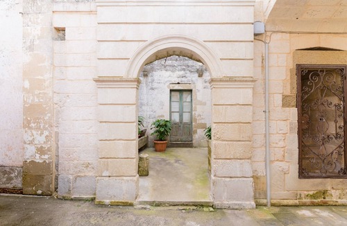 Cannole House | Corte Cochlea 'La Curte Suite' with Wi-Fi, AC, and Hot Tub