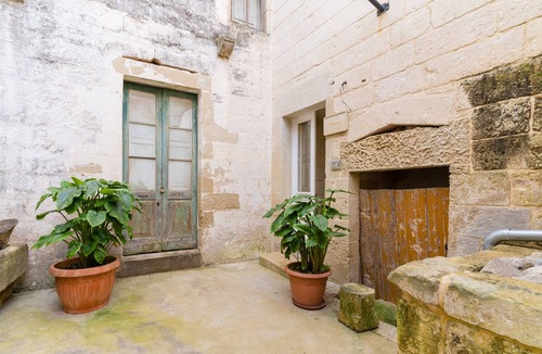 Cannole House | Corte Cochlea 'La Curte Suite' with Wi-Fi, AC, and Hot Tub
