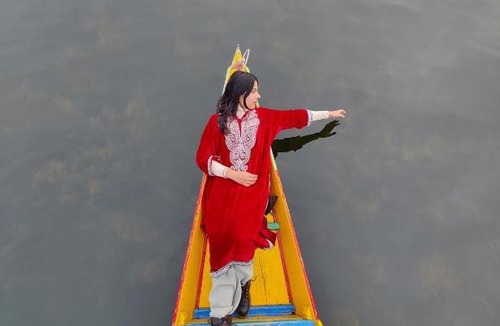 Dal Lake Boat Rental | Cosmo Luxury Houseboat - The Khar palace