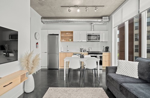 Connaught Condo | Cosmopolitan Calgary, Modern Loft