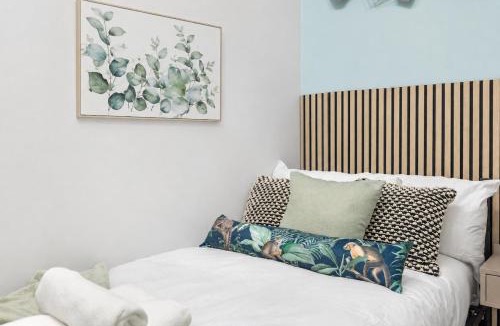 Bow West Apartment | Cosy 2 bedroom Garden House Victoria Park, London