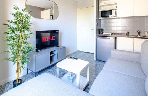 Vernier Apartment | Cosy 2-Room Flat - Nice Train Station - City Center