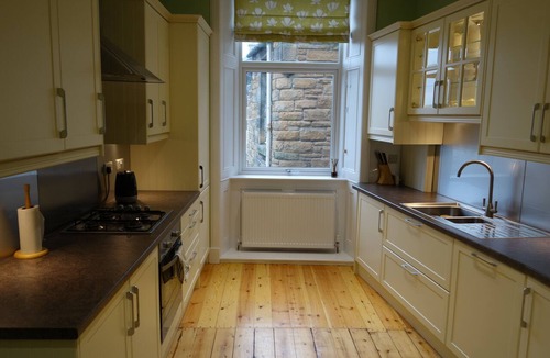 Leith Apartment | Cosy 2BD Flat on Vibrant Leith Walk, Edinburgh
