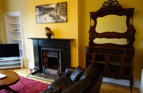 Leith Apartment | Cosy 2BD Flat on Vibrant Leith Walk, Edinburgh