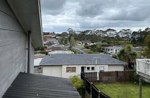 Massey House | Cosy 3 Bedroom House in Auckland
