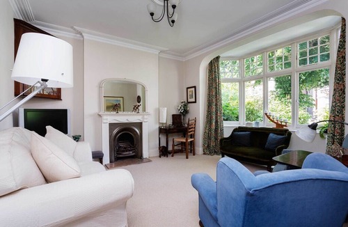 Ravenscourt Park House | Cosy 3 Bedroom House in Leafy Chiswick, Sleeps 6 (Veeve)