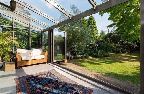 Ravenscourt Park House | Cosy 3 Bedroom House in Leafy Chiswick, Sleeps 6 (Veeve)
