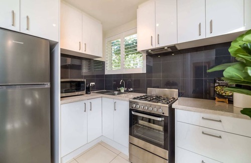 Watson Apartment | Cosy and Convenient Leafy Apartment