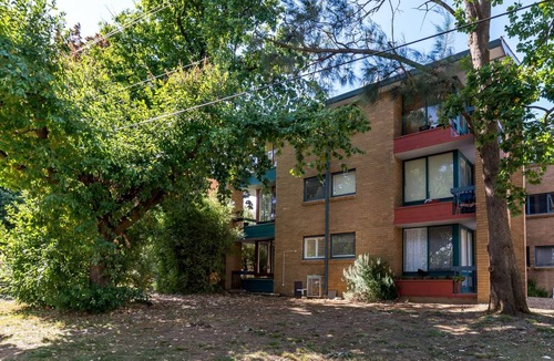 Watson Apartment | Cosy and Convenient Leafy Apartment
