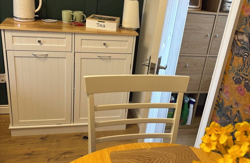 Bromsgrove Apartment | Cosy Annexe Near Park & Town