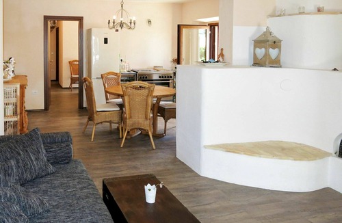 Cologna Spiaggia Villa | Cosy apartment in villa with hot tub, WIFI, A/C, pool, TV, patio, pets allowed and panoramic view