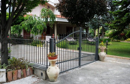 Roseto degli Abruzzi Villa | Cosy apartment in villa for 2 people with WIFI, A/C, TV and patio